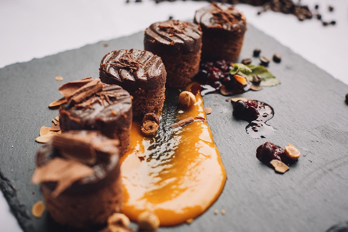 Das Foto zeigt kleine Schokoladenkuchen und verdeutlicht das Thema „Innovativer Catering-Service für Events in Berlin“.