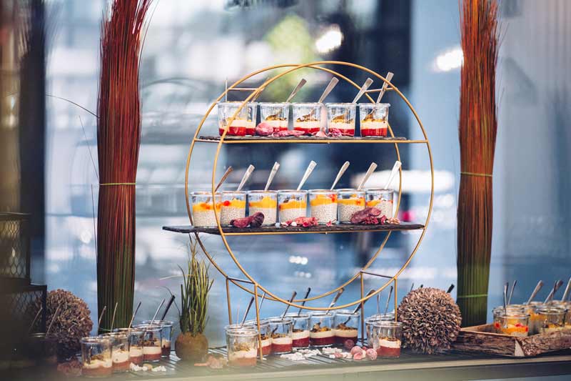 Das Bild zeigt exklusive Süßspeisen, die beim Eventcatering Berlin serviert werden.