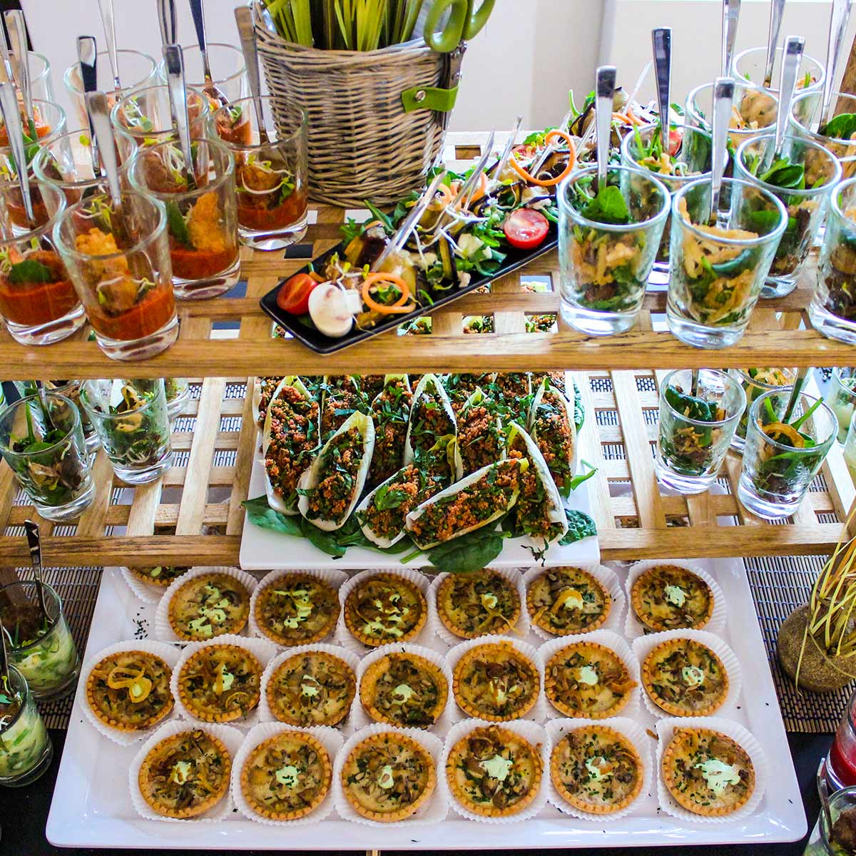 Die Abbildung zeigt ein Buffet und veranschaulicht das Thema: „Catering-Angebote für Firmen in Berlin“.