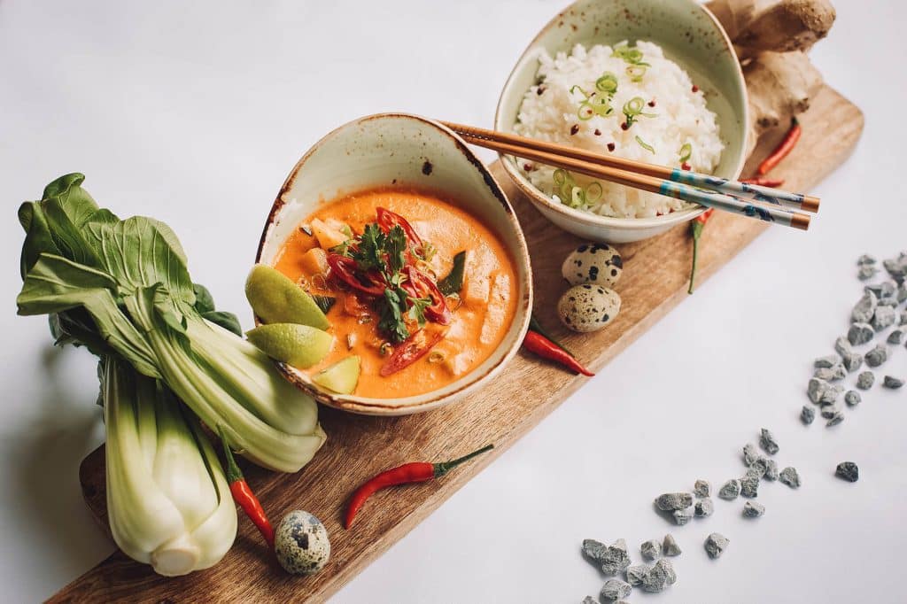 Das Foto zeigt Thai-Suppe mit Reis und verdeutlicht die Qualität des exklusiven Catering-Services, der für den Raum Berlin angeboten wird.