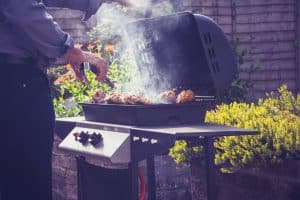 Das Bild zeigt einen Grill mit Deckel.