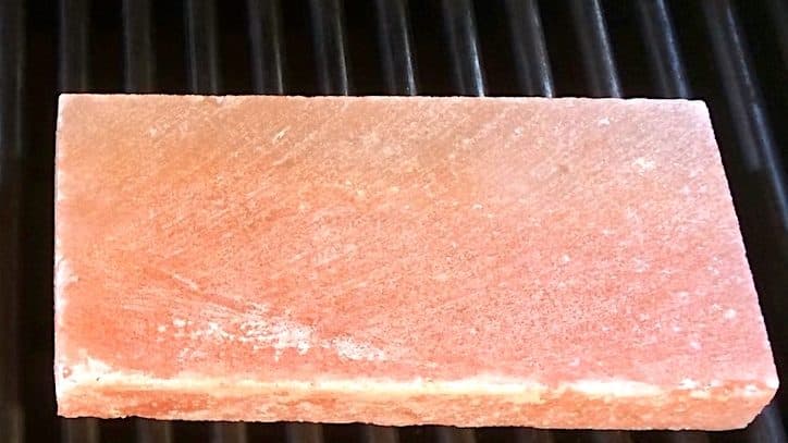 Der Fotoausschnitt zeigt einen Salzstein, auf dem man Fisch grillen kann.