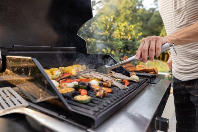 Das Foto zeigt einen bunt belegten Grill und symbolisiert das Thema „Smarte Grill-Trends“.