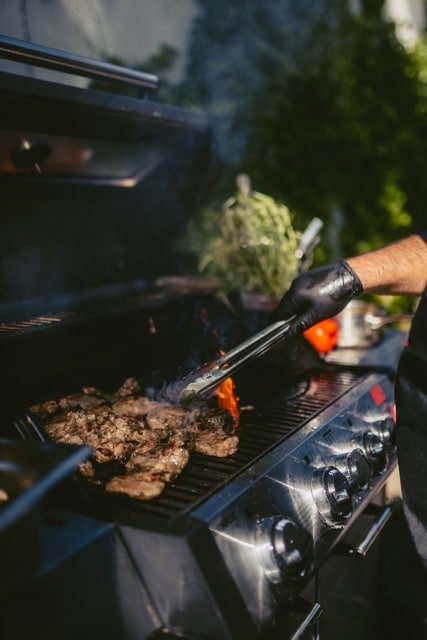 Auf dem Bild ist eine Grillstation für das Live Cooking zu sehen.