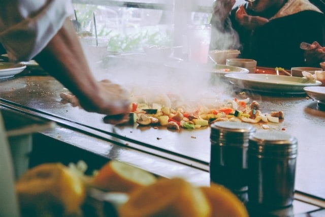 Das Bild zeigt eine Teppan (japanische heiße Platte), die beim Show Cooking zum Einsatz kommt.