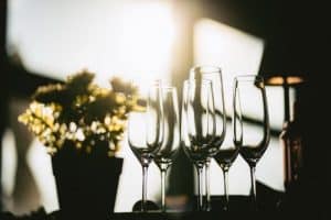 Das Bild zeigt Gläser und verdeutlicht das Thema »Eventplanung Checkliste«.