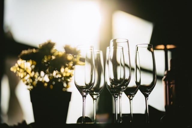 Das Bild zeigt Gläser und verdeutlicht das Thema »Eventplanung Checkliste«.