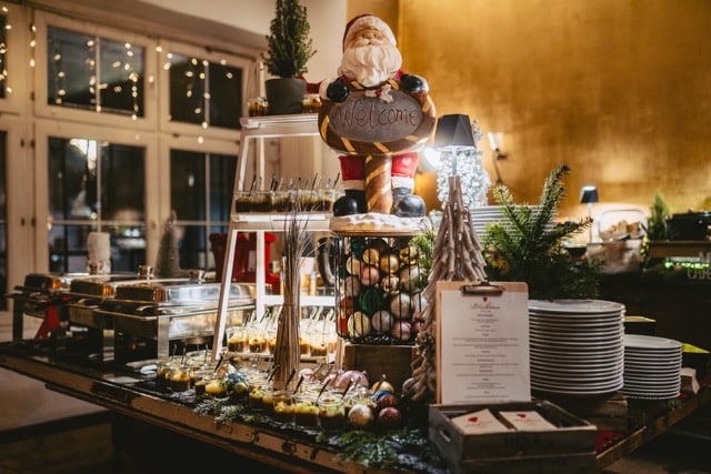 Das Foto zeigt eine festlich dekorierte Firmenweihnachtsfeier.
