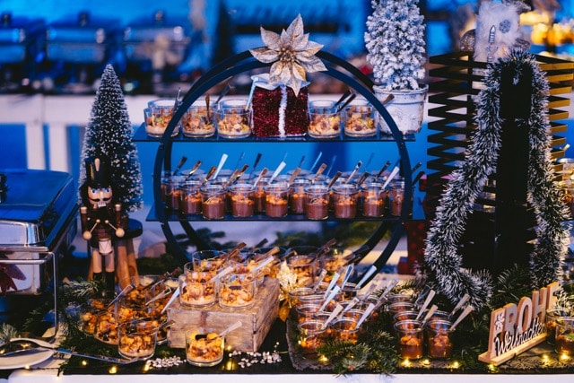 Das Bild zeigt ein Weihnachtsbuffet bei einer Weihnachtsveranstaltung in Berlin.