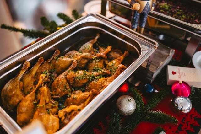 Das Foto zeigt Entenkeulen als Weihnachtsessen für die Firma.