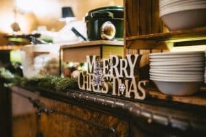 Das Foto zeigt ein dekorativ angerichtetes Weihnachtsessen für eine Weihnachtsfeier mit der Firma in Berlin.