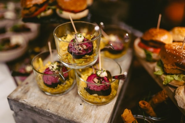 Das Bild zeigt Spezialitäten vom Fingerfood-Buffet.