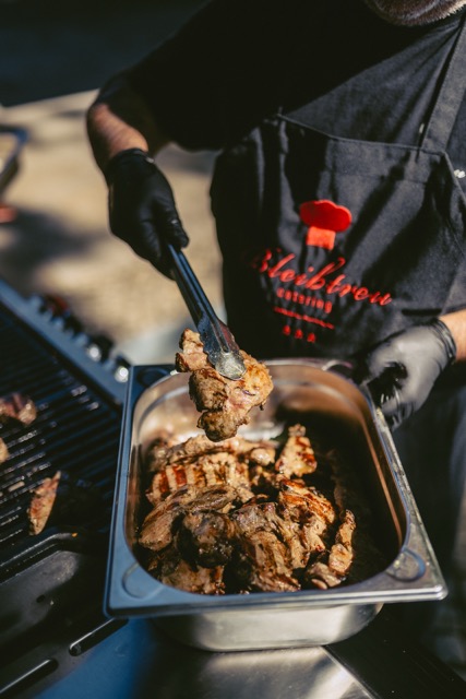 Das Foto zeigt das Bleibtreu Grillcatering in Berlin (Live Grillen fürs BBQ-Buffet).