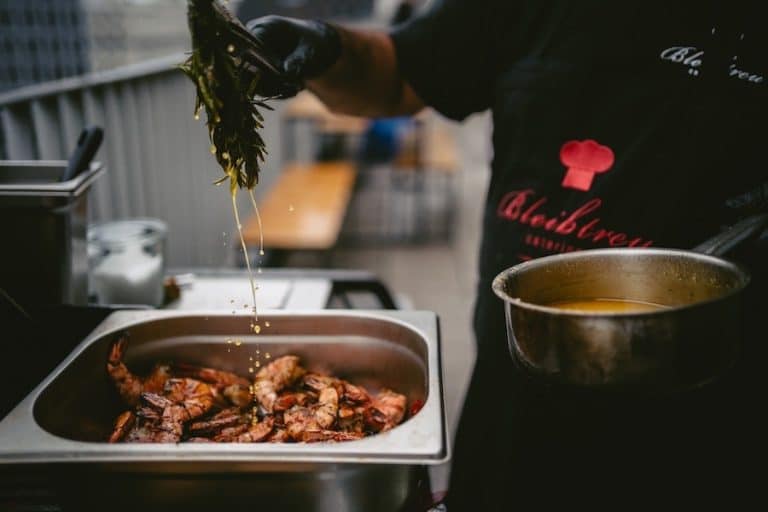 Das Bild zeigt die Live-Zubereitung von Grill-Scampi für ein Eventcatering in Berlin.