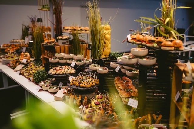 Das Foto zeigt ein Event-Buffet.