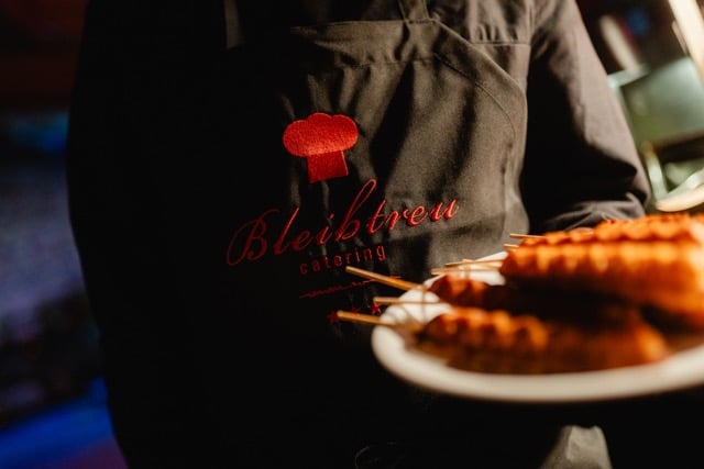 Das Bild zeigt Waffeln am Stiel und veranschaulicht damit eine Event-Idee.