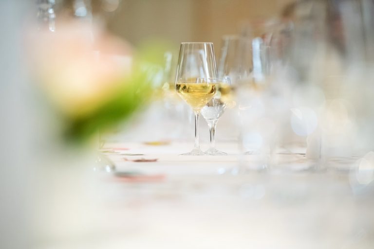 Das Bild zeigt den weiß dekorierten Tisch einer Eventlocation in Berlin.